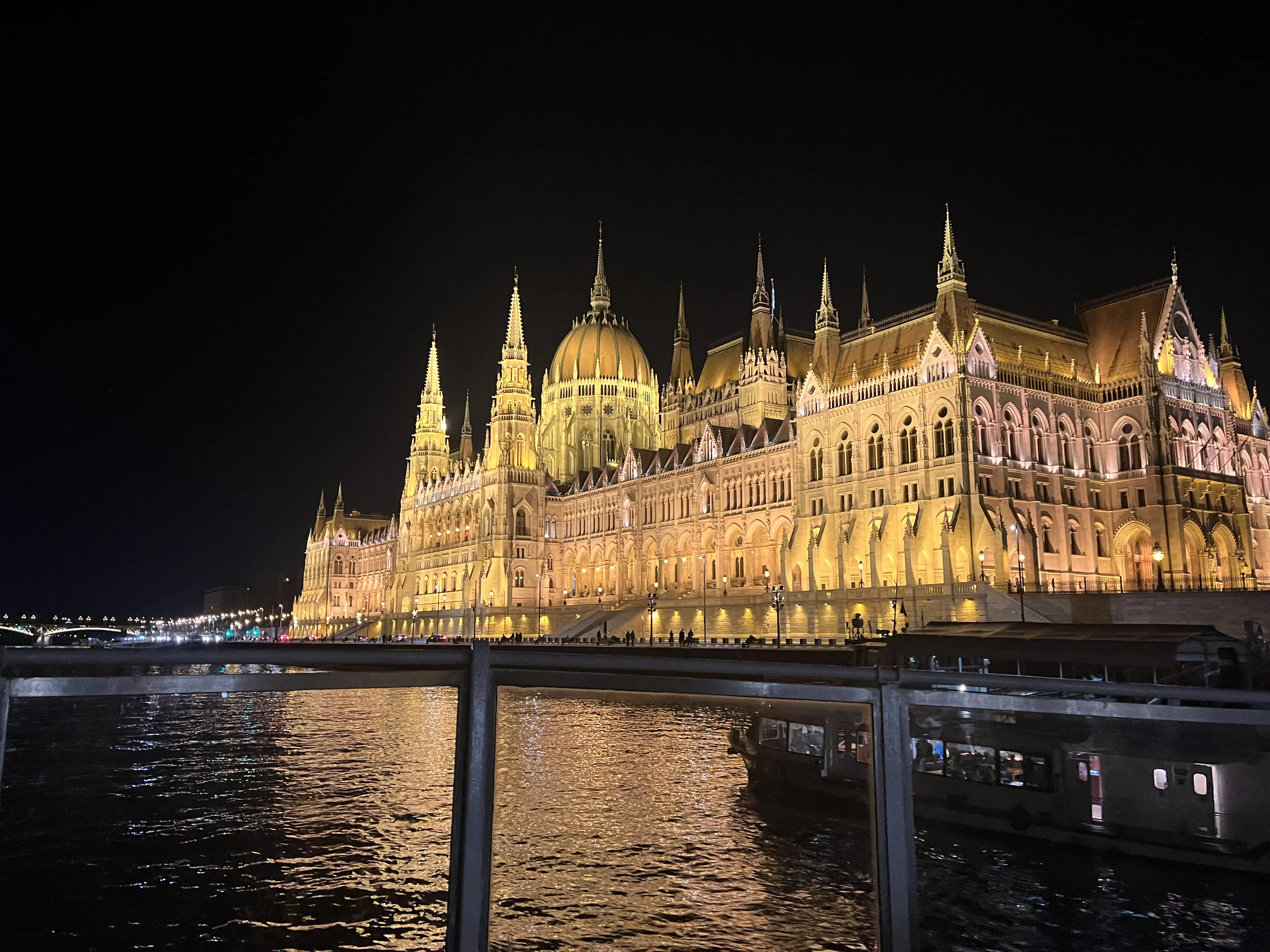 Parlamento iluminado al anochecer junto al Danubio